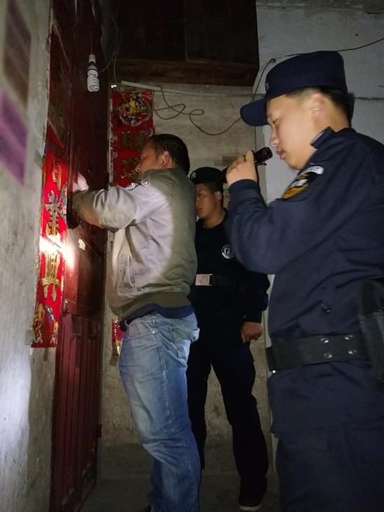 肇庆粗心妈妈误将幼女锁家中 